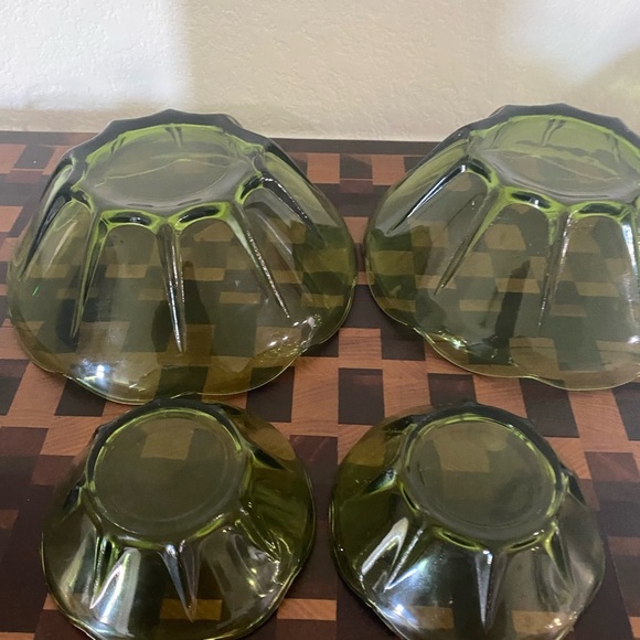 4 Vintage MCM Avocado Green Scalloped Glass (2) 8”Large and (2) 4.5”Small Bowls - Picture 8 of 13
